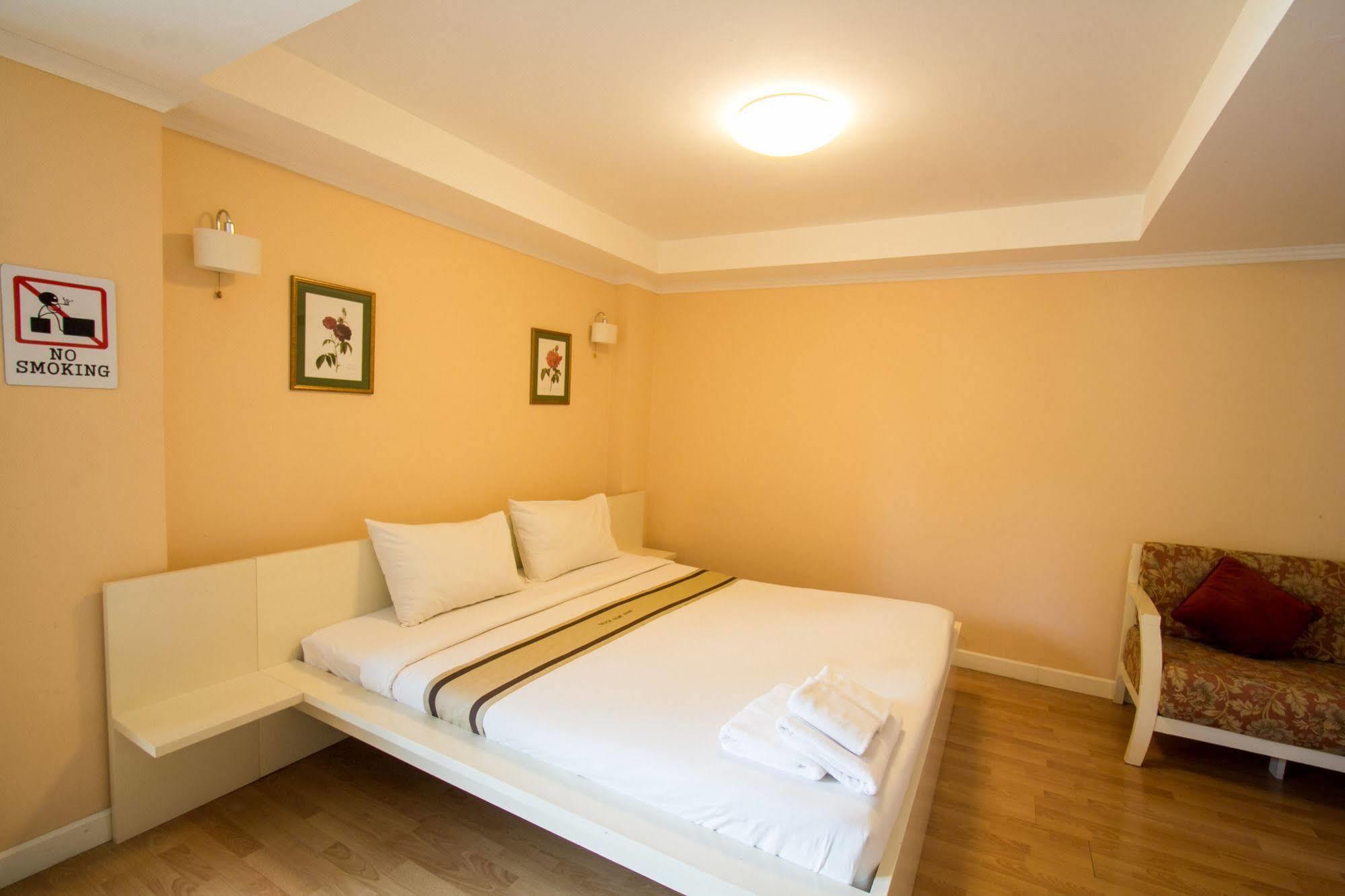 Triple Palms House Hotel Chiang Mai Luaran gambar